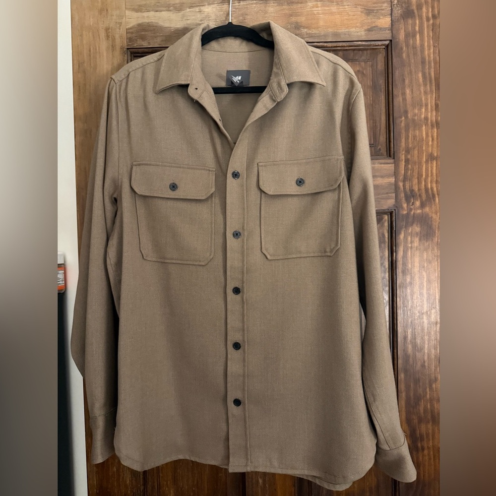 Men’s NEW H&M Brown button down with black buttons. Can be unisex.